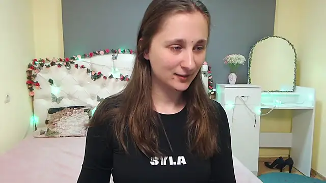 Snapshot of MichelLeee chatting on 03-25-26, 12:33 MichelLeee online show from 03-25-26, 12:33