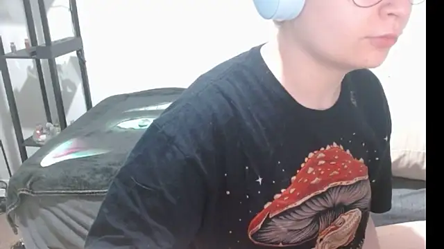 Snapshot of livcutebaby chatting on 12-31-24, 01:52 livcutebaby online show from 12-31-24, 01:52
