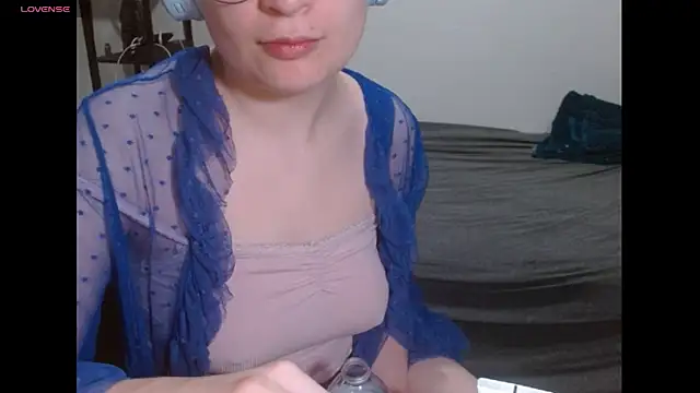 Snapshot of livcutebaby chatting on 01-06-25, 02:58 livcutebaby online show from 01-06-25, 02:58