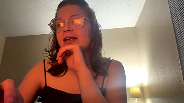 Snapshot of livcutebaby chatting on 07-18-26, 01:43 livcutebaby online show from 07-18-26, 01:43