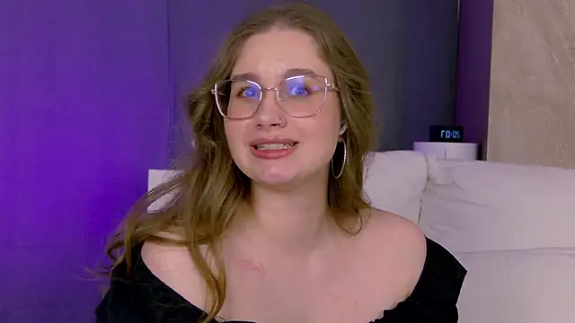 Snapshot of EllieHayes chatting on 06-19-26, 05:06 EllieHayes online show from 06-19-26, 05:06