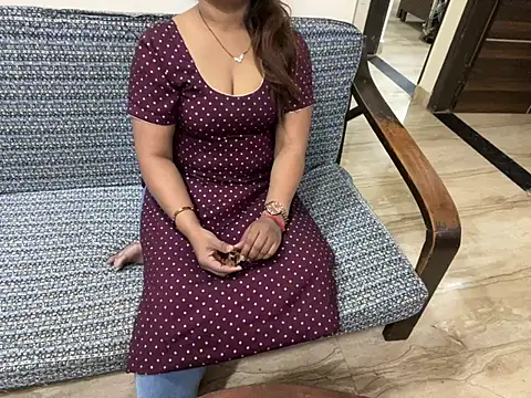 Snapshot of DivyaDutta chatting on 03-10-25, 03:30 DivyaDutta online show from 03-10-25, 03:30