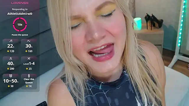 Snapshot of CrystalWoods94 chatting on 09-12-25, 01:44 CrystalWoods94 online show from 09-12-25, 01:44