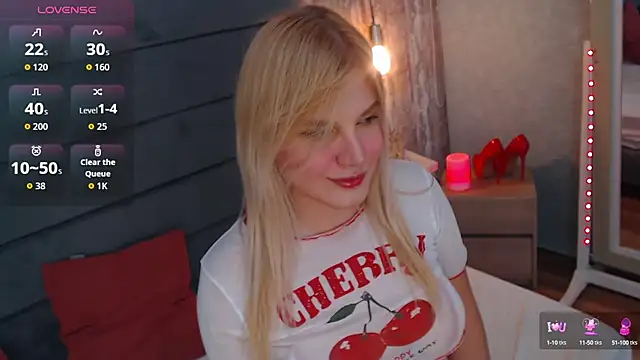 Snapshot of CrystalWoods94 chatting on 09-13-25, 01:44 CrystalWoods94 online show from 09-13-25, 01:44