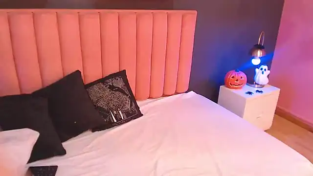 Snapshot of CrystalWoods94 chatting on 10-31-25, 01:56 CrystalWoods94 online show from 10-31-25, 01:56