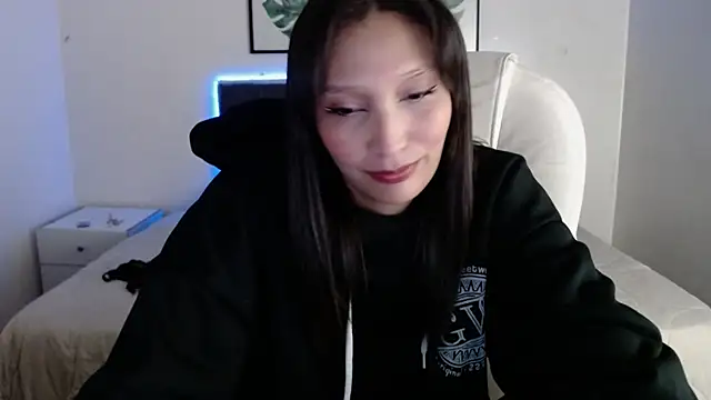 Snapshot of mia_collens chatting on 12-18-25, 01:00 mia collens online show from 12-18-25, 01:00