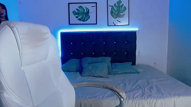 Snapshot of mia_collens chatting on 12-21-25, 12:51 mia collens online show from 12-21-25, 12:51