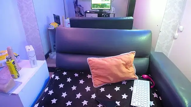 Snapshot of mia_collens chatting on 02-15-26, 08:57 mia collens online show from 02-15-26, 08:57