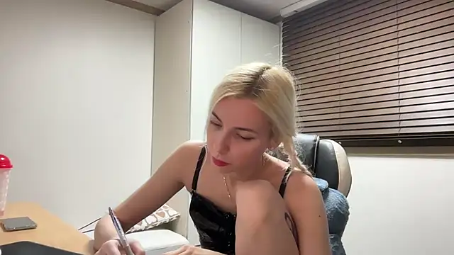 Snapshot of yunasuka chatting on 12-28-24, 04:09 yunasuka online show from 12-28-24, 04:09