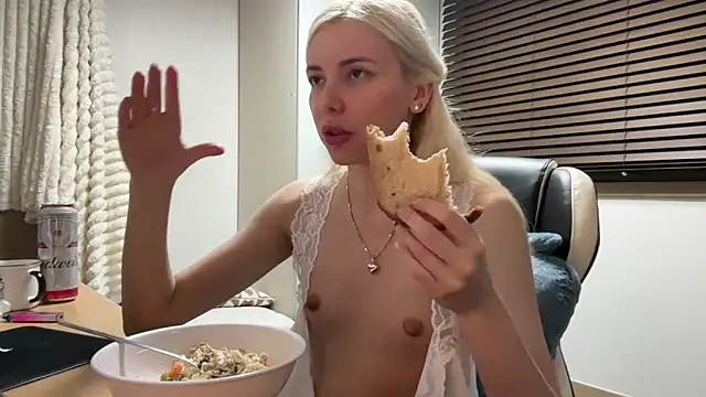 Snapshot of yunasuka chatting on 01-01-25, 03:24 yunasuka online show from 01-01-25, 03:24