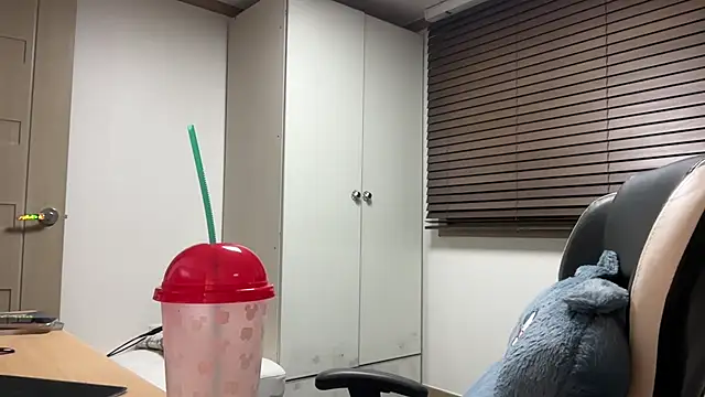 Snapshot of yunasuka chatting on 01-12-25, 01:05 yunasuka online show from 01-12-25, 01:05