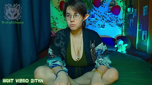 TrickyKitsune online show from 04-05-26, 03:09