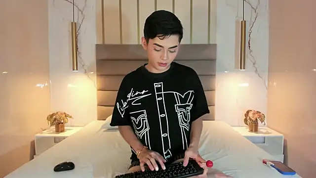 Snapshot of Maxi_little chatting on 07-14-26, 08:25 Maxi little online show from 07-14-26, 08:25