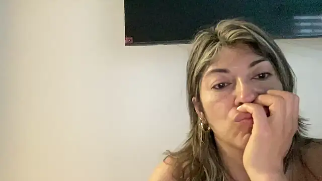 Snapshot of LunaBeya chatting on 05-23-26, 10:52 LunaBeya online show from 05-23-26, 10:52