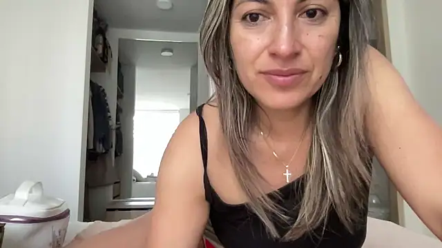 Snapshot of LunaBeya chatting on 05-24-26, 12:43 LunaBeya online show from 05-24-26, 12:43