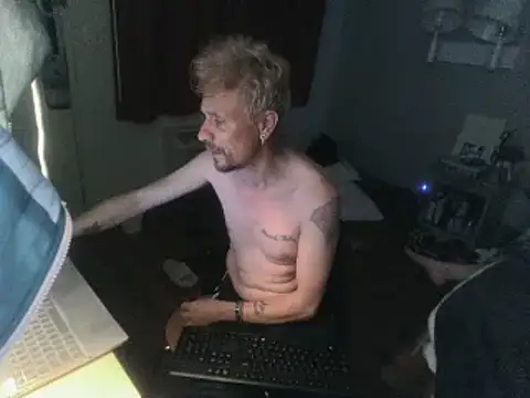 Snapshot of AQuickPhyx chatting on 02-20-25, 01:30 AQuickPhyx online show from 02-20-25, 01:30