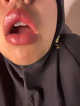 Snapshot of zahra_Jalid chatting on 04-21-26, 01:42 zahra Jalid online show from 04-21-26, 01:42