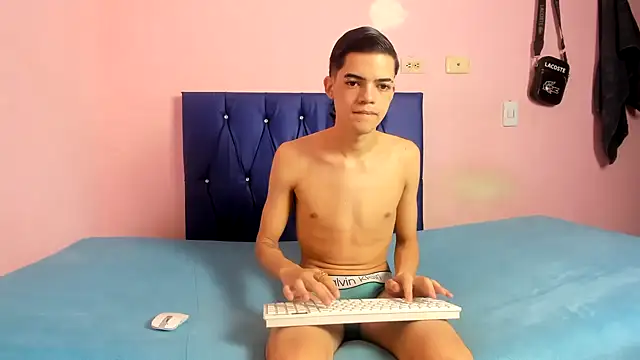 Snapshot of Latinos_2001 chatting on 01-06-26, 01:15 Latinos 2001 online show from 01-06-26, 01:15