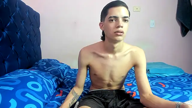 Snapshot of Latinos_2001 chatting on 02-03-26, 06:02 Latinos 2001 online show from 02-03-26, 06:02