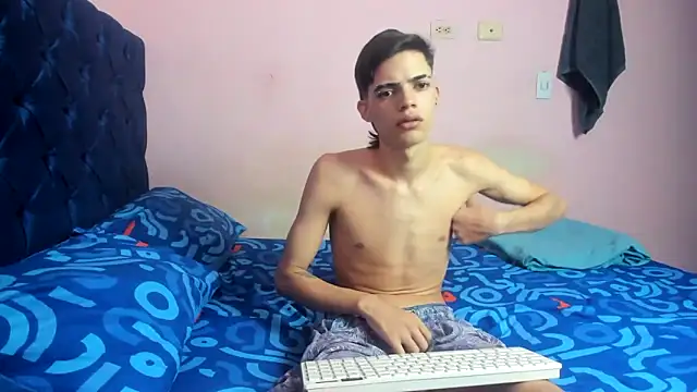 Snapshot of Latinos_2001 chatting on 02-15-26, 04:36 Latinos 2001 online show from 02-15-26, 04:36