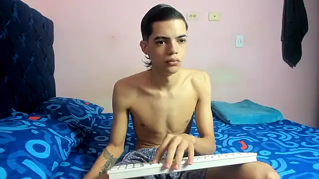 Snapshot of Latinos_2001 chatting on 02-16-26, 02:13 Latinos 2001 online show from 02-16-26, 02:13