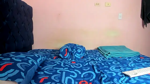 Snapshot of Latinos_2001 chatting on 02-19-26, 04:36 Latinos 2001 online show from 02-19-26, 04:36