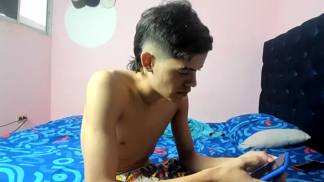 Snapshot of Latinos_2001 chatting on 03-12-26, 12:33 Latinos 2001 online show from 03-12-26, 12:33