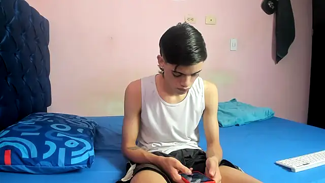 Snapshot of Latinos_2001 chatting on 03-15-26, 04:46 Latinos 2001 online show from 03-15-26, 04:46