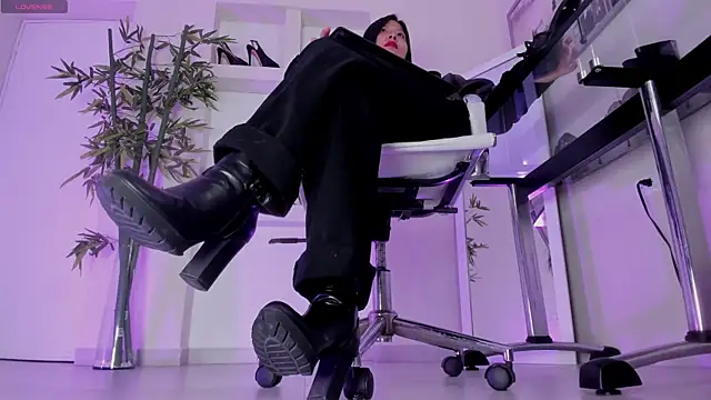 hannah howeell   online show from 03-11-26, 09:37