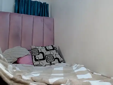 Snapshot of Hazel-nutt chatting on 02-25-25, 06:25 Hazel-nutt online show from 02-25-25, 06:25