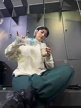 Snapshot of fiorella_paris chatting on 03-17-26, 02:09 fiorella paris online show from 03-17-26, 02:09