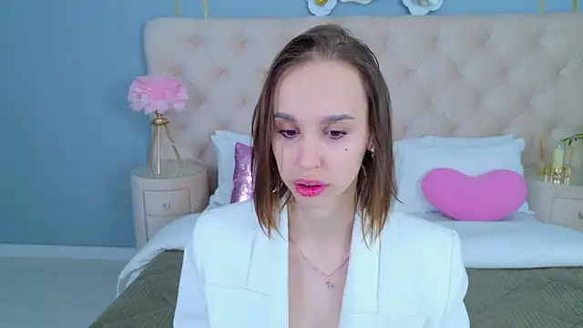 SandraTucker online show from 04-12-26, 02:49