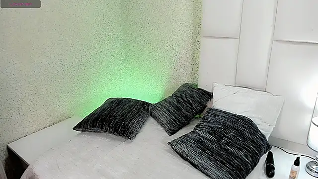 Angeles Busst online show from 04-16-26, 09:39