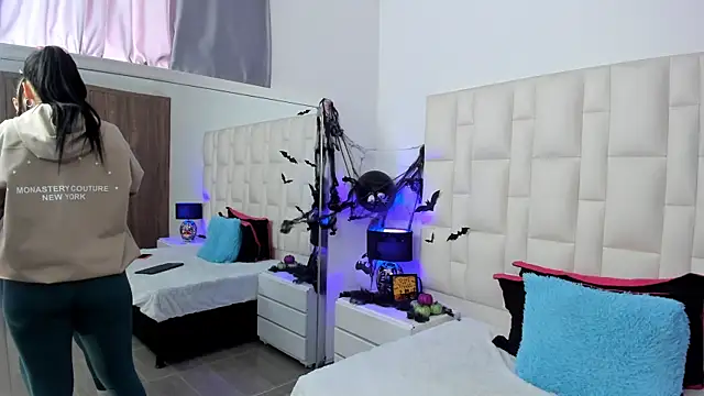 Ariana rouse online show from 10-16-25, 04:41