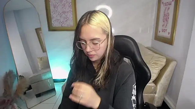 Hela v online show from 09-20-25, 01:12