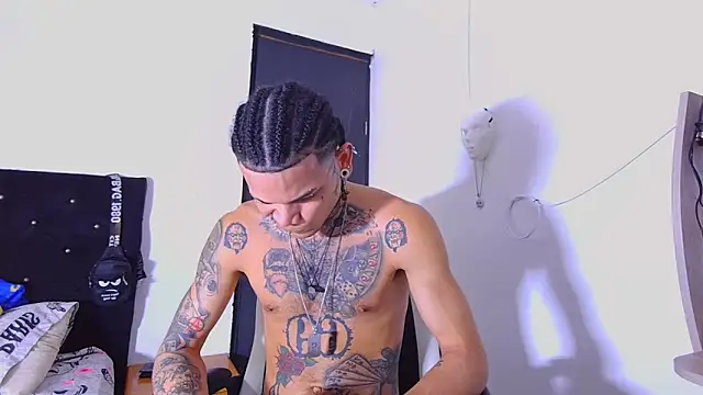 Snapshot of hot_man05 chatting on 01-06-26, 09:18 hot man05 online show from 01-06-26, 09:18