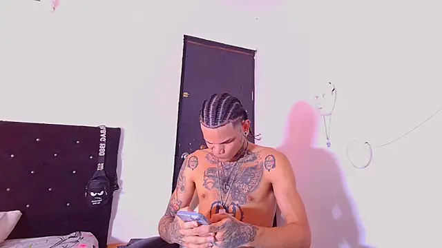 Snapshot of hot_man05 chatting on 01-07-26, 05:04 hot man05 online show from 01-07-26, 05:04