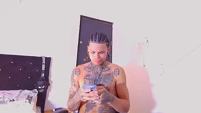 Snapshot of hot_man05 chatting on 01-10-26, 07:59 hot man05 online show from 01-10-26, 07:59