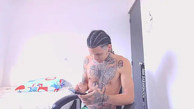 Snapshot of hot_man05 chatting on 02-05-26, 02:00 hot man05 online show from 02-05-26, 02:00