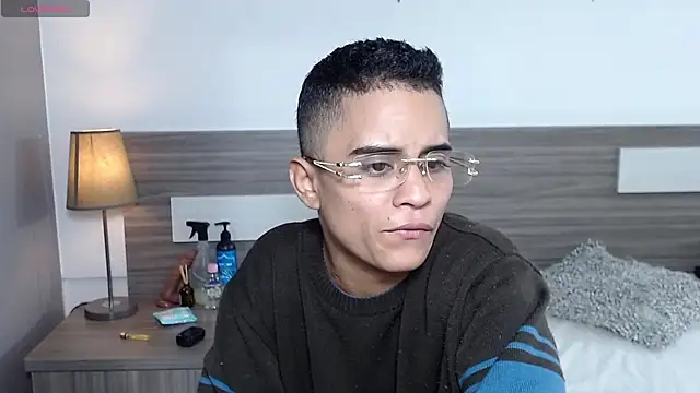 Liiamthompson online show from 11-30-25, 09:57