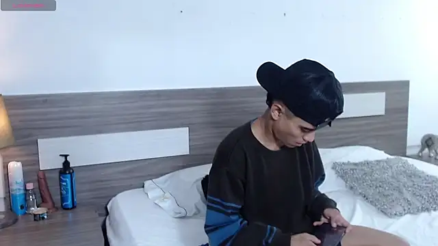 Liiamthompson online show from 12-01-25, 10:37