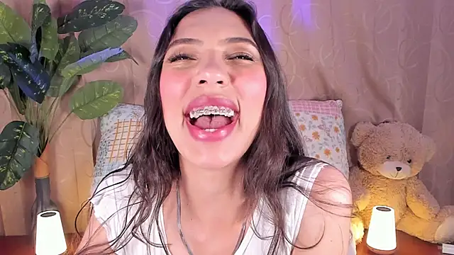 Snapshot of Miss_veronicaa2 chatting on 07-13-26, 01:47 Miss veronicaa2 online show from 07-13-26, 01:47