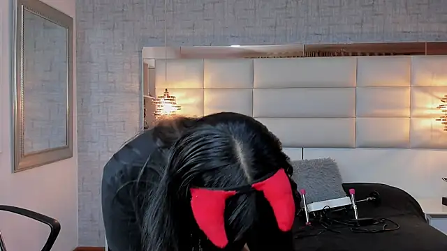 Nohemi louse online show from 10-22-25, 07:13