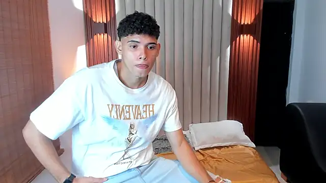 Snapshot of Justin_mack chatting on 02-14-25, 02:33 Justin mack online show from 02-14-25, 02:33