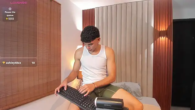 Snapshot of Justin_mack chatting on 03-15-25, 03:16 Justin mack online show from 03-15-25, 03:16