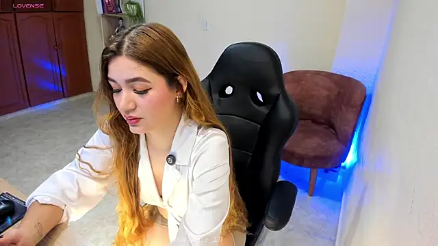 Nathalie 29 online show from 05-13-26, 01:30