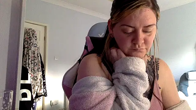 AureliaXOX online show from 02-22-25, 03:47