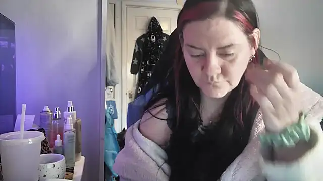 AureliaXOX online show from 12-14-25, 11:48