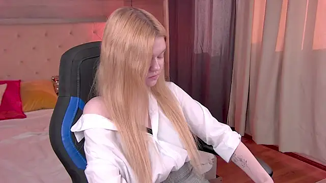 Snapshot of AdeleCartier chatting on 02-16-25, 06:43 AdeleCartier online show from 02-16-25, 06:43