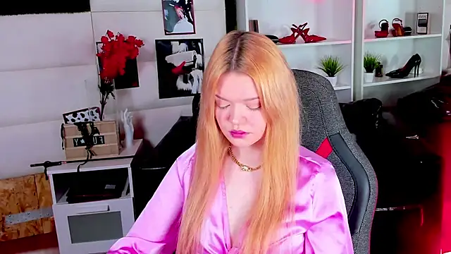 Snapshot of AdeleCartier chatting on 02-27-25, 12:21 AdeleCartier online show from 02-27-25, 12:21